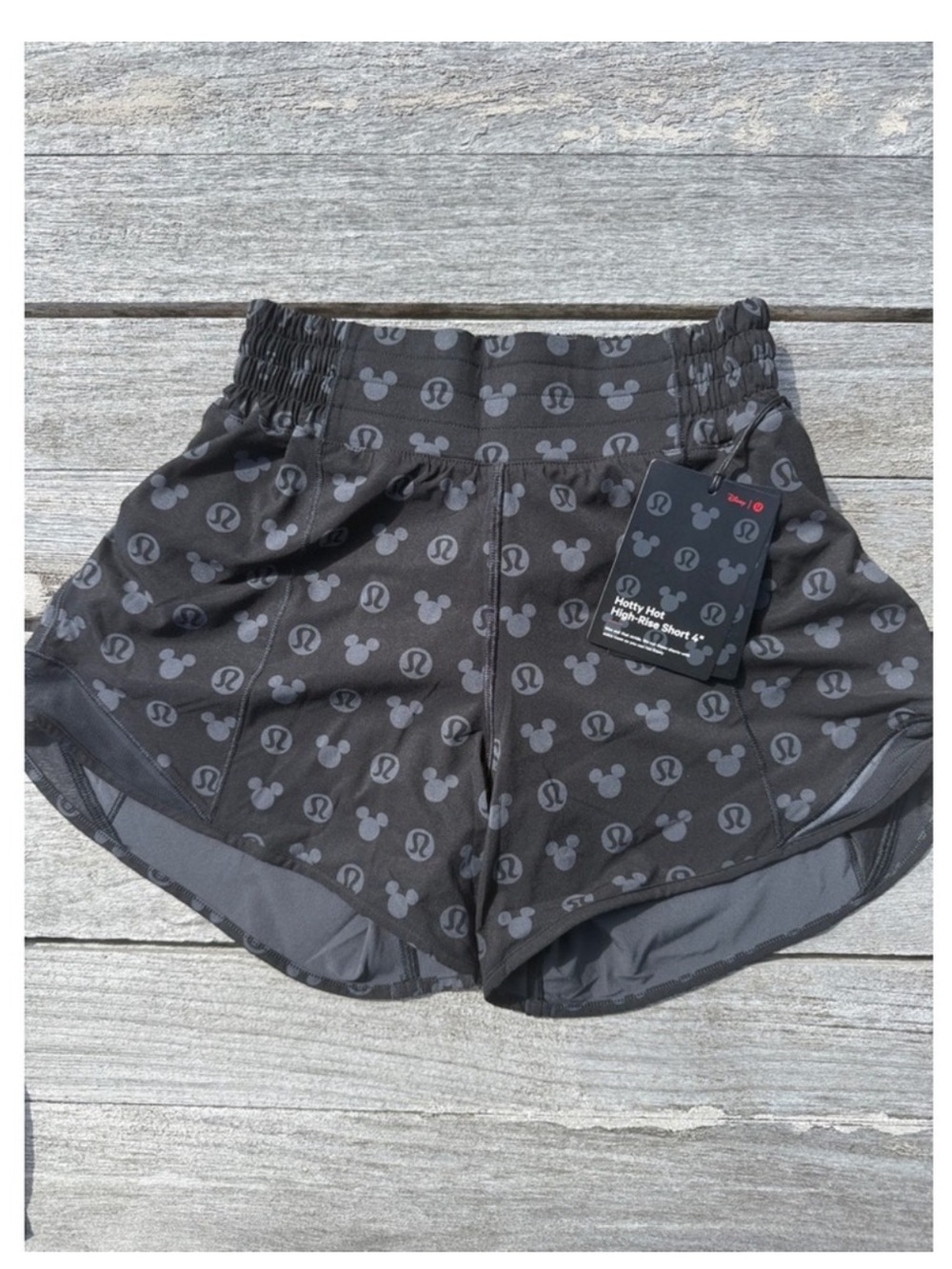 Disney x lululemon Hotty Hot High-Rise Short 4" Disney Classic Black Size 4 NWT